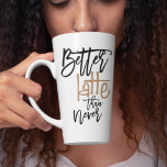 Bessere Latte als nie erstaunliches Kaffeekonzept<br><div class="desc">Kaffee Spaß Angebot auf Ihrer Latte Tasse! Ein amüsantes Spiel auf den Wörtern Better Latte than Niemals in einer eleganten Schrift Typografie meist in schwarz und "latte" in einer Kaffeefarbe ... Natürlich!</div>