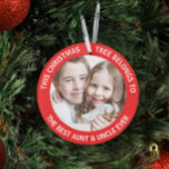 Best Aunt Uncle Ever Christmas Tree Foto Red Ornament<br><div class="desc">Give the best aunt and uncle ever a fun gift this holiday season with this custom foto red Christmas tree ornament with white text stating "This Christmas Tree belongs to the Best Aunt & Uncle Ever." Easily Personalize with hat die Familie Fotograph gefördert. You can personalize "Best Aunt & Uncle...</div>