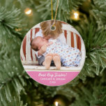 Best Big Sister New Baby Custom Christmas Foto Keramik Ornament<br><div class="desc">Feiern Sie die neue große Schwester und das neue Baby in der Familie mit diesem wunderschönen Weihnachtsbaumschmuck aus dem "Besten Großen Schwestern" Foto. Laden Sie Ihr Foto einfach in dieses zweiseitige Ornament hoch und fügen Sie Ihre Kindernamen, das Jahr oder den eigenen Text hinzu, um einen wertvollen Urlaubsgenuss zu schaffen....</div>