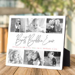 Best Bubbie Ever 6 Foto Collage Modernes Skript Fotoplatte<br><div class="desc">"Bestes Bubbie je." Sie liebt jede Minute mit ihren Enkelkindern. Ein stylisches, schlichtes visuelle aus weichem Grauen, handgeschriebenem Skript und weichem Rosa Sans Serif Typografie überlagert einen weißen Hintergrund. Fügen Sie sechs hochgeschätzte Fotos Ihrer Wahl hinzu und passen Sie den Namen/die Namen/Botschaften an, für die perfekte moderne, stilvolle, personalisierte Foto-Plakette,...</div>