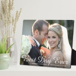 Best Day Ever Wedding Foto Fotoplatte<br><div class="desc">Die Foto-Plakette für den persönlichen Sake zum Feiern Ihrer Hochzeit mit Ihrem Foto überdeckt mit "Best Day Ever" und Ihren Namen und Hochzeitsdatum in einer Mischung aus einem stilvollen,  weißen Drehbuch und schlicht weißer,  moderner Typografie.</div>