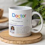 Best Doctor Search mit Foto & Message Kaffeetasse<br><div class="desc">Diese personalisierte "Ärztesuche"-Tasse ist das ideale Geschenk für Ärzte, die Anerkennung für ihre außergewöhnliche Betreuung und Fachkompetenz verdienen, sowie für Doktoranden. Diese Tasse ist so konzipiert, dass sie wie eine Suchergebnisseite aussieht. Sie ermöglicht eine vollständige Anpassung, um Ihren Lieblingsarzt auf unterhaltsame und einzigartige Weise zu feiern. Sie können den Suchbegriff...</div>