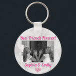 Best Friends Besties BESTE FREUNDIN Foto-Namen Nie Schlüsselanhänger<br><div class="desc">Dieser niedliche, maßgeschneiderte Schlüsselanhänger ist ein großartiges Geschenk für Ihren Geschenk! Und machen Sie einen für sich selbst! Personalisieren Sie, indem Sie ein Foto von Ihnen und Ihrem besten Freund und die Namen Ihrer Wahl. Ein weißes Rosenhintergrundmuster und ein Herz aus kleineren Herzen runden das Design ab. Schriftart und Farbe...</div>