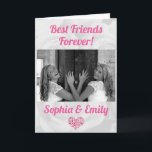 Best Friends Besties BESTE FREUNDIN Geburtstag Hin Karte<br><div class="desc">Deine Liebe bekommt diese Karte zum Geburtstag! Personalisieren Sie, indem Sie ein Foto von Ihnen und Ihrem besten Freund und die Namen Ihrer Wahl. Ein weißes Rosenhintergrundmuster und ein Herz aus kleineren Herzen runden das Design ab. Sie können eine benutzerdefinierte Nachricht innerhalb des Fensters erstellen und Schriftart und Farbe des...</div>