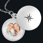 Best Friends Forever BESTE FREUNDIN Einfaches Mode Medaillon<br><div class="desc">Dieses einfache und klassische Design besteht aus Serifentypografie und fügt ein benutzerdefiniertes Foto hinzu. "Die besten Freunde für immer" umkreist das Foto Ihrer Freunde</div>