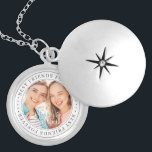 Best Friends Forever BESTE FREUNDIN Einfaches Mode Medaillon<br><div class="desc">Dieses einfache und klassische Design besteht aus Serifentypografie und fügt ein benutzerdefiniertes Foto hinzu. "Die besten Freunde für immer" umkreist das Foto Ihrer Freunde</div>