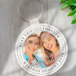 Best Friends Forever BESTE FREUNDIN Einfaches Mode Schlüsselanhänger<br><div class="desc">Dieses einfache und klassische Design besteht aus Serifentypografie und fügt ein benutzerdefiniertes Foto hinzu. "Die besten Freunde für immer" umkreist das Foto Ihrer Freunde</div>