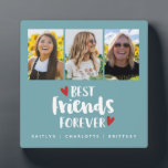 Best Friends Foto Collage Plaque Fotoplatte<br><div class="desc">Ein einfaches und modernes Collage-Display für Ihre beste Freundin mit 3 Fotos und dem Titel Best Friends Forever mit Herzen auf einem aquamarinen Hintergrund und personalisiert mit Ihrem eigenen Text. Entworfen für Sie von BlackBerry Boulevard.</div>