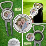 BEST GRANDPA NACH PAR Foto Personalisiert Pitchgabel<br><div class="desc">Erstellen Sie einen personalisierten Flaschenöffner mit Magnetic Golf Ball Marker und Divot Tool mit Ihrem Foto und individuellem Text für einen Golfer, den Sie kennen (das Beispiel zeigt BEST GRANDPA BY PAR für einen Großvater). HILFE: Bitte kontaktieren Sie den Designer, bevor er über die Registerkarte Zazzle Chat MESSAGE (Zazzle-MESSAGE) bestellt...</div>