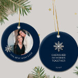 Best Mama Ever Foto Ornament<br><div class="desc">Mit unserem Best Mama Ever Foto Ornament erfassen Sie die wertvollen Momente, die Mutter und Tochter gemeinsam haben. Die Vorderseite zeigt ein herzwärmendes Foto einer Mutter und ihrer Tochter, das Liebe und Freude strahlt, während "Die beste Mama je" elegant ihre Größe erklärt. Auf der Rückseite verkörpert "Cherished Erinnerungen Together" wunderschön...</div>