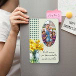 Best Mum Foto Green Gingham and Daffodils in Jar Magnet<br><div class="desc">Foto Kühlschrankmagnet mit eigenem Foto und kundenspezifischen Formulierungen wie beste Mama in der ganzen Welt. Dieses niedliche Design besticht durch eine Mischung aus Blüten,  handgeschriebener Typografie und Gingham-Design in Rosa. Perfekt für Muttertag,  Geburtstag,  neues Baby etc.</div>