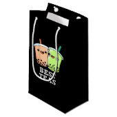 Best Tea Funny Besties Boba Tea Pun Dark BG Kleine Geschenktüte (Vorderseite Schrägansicht)