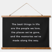 Best Things in Life Black Quote Landscape Wandteppich Mit Holzrahmen (Vorne)