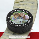 BEST VATER JE Foto Personalisiert Farbe Eishockey Puck<br><div class="desc">Erstellen Sie ein personalisiertes Foto Hockey-Puck-Sake-Geschenk für einen besonderen Vater mit dem vorgeschlagenen editierbaren Titel BEST VATER EVER und Ihrem anderen benutzerdefinierten Text in Weiß gegen eine bearbeitbare schwarze Hintergrundfarbe können Sie ändern, um sich mit Ihrem Foto, Teamfarbe oder Lieblingsfarbe. Ideal für Hockeyfans, Coach oder Vater zum Geburtstag, zum Vatertag...</div>