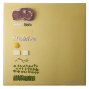 Bestandteile für Steak tartare auf Gelb Fliese