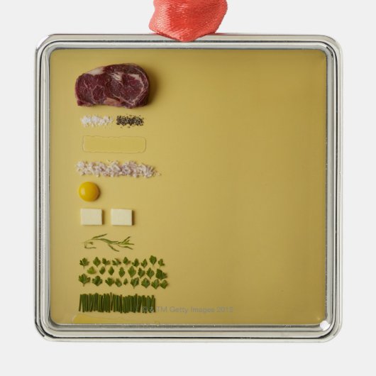 Bestandteile für Steak tartare auf Gelb Silbernes Ornament (Vorne)