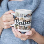 BESTÄTIGKEITEN, Foto-Collage & Namen | BESTE FREUN Kaffeetasse<br><div class="desc">Eines der Lebensschätze ist es, eine Kuppel zu haben! Lass dir, wie viel sie dir mit dieser trendigen Foto Collage Tasse "Best Friends" gemein haben. Mit 12 quadratischen Fotos Ihrer Wahl, die leicht von Ihrem Telefon oder Computer heruntergeladen werden, der Text "bestie" in großen modernen Schriften auf einem weißen Hintergrund,...</div>