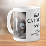 Beste Cat Mama Eher Personalisierte Fotos Kaffeetasse<br><div class="desc">Feiern Sie die beste Katzenmutter aller Zeiten mit diesem personalisierten Schlamm. Sie können einfach zwei Fotos Ihrer Katze oder Katzen hinzufügen und die Namen und das Jahr der Katze hinzufügen.</div>