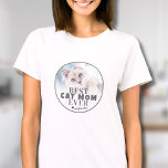 Beste Cat Mama Pet Foto T-Shirt<br><div class="desc">Personalisierte beste Cat Mama je benutzerdefiniertes Foto Shirt. Feiern Sie die besondere Bindung zwischen einer Katzenmutter und ihrem geliebten Kätzchen mit diesem "Best Cat Mama Ever"-Shirt, das sich perfekt für jeden Katzenliebhaber eignet. Dieses Shirt mit moderner, kühner Typografie auf einem weichen, weißen Ober-Hintergrund verbindet Stil mit Sentimentalität. Ein schlichter grauer...</div>