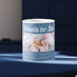 Beste Freunde Foto staubblaue Namen Kaffeetasse<br><div class="desc">Ein staubblauer Hintergrund. Personalisieren und fügen Sie Ihr eigenes Foto,  Auswahl Ihrer besten Freunde(s) Ihren Namen und Ort der Veranstaltung. Der Text: Friends for Life ist mit einem modernen Stilskript geschrieben. Perfekt als Geschenk für sich selbst oder als Geburtstag- oder Weihnachtsgeschenk für Ihre Freunde.</div>