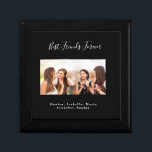 Beste Freunde für immer Foto Namen Schwarz-weiß Erinnerungskiste<br><div class="desc">Ein Geschenk für Ihre besten Freunde für eine Geburtstagsfeier,  Hochzeit oder Weihnachten. Weißer Text: Best Friends Forever,  geschrieben mit einem trendigen handgeschriebenen Stil Skript. Personalisieren und verwenden Sie Ihr eigenes Foto und Ihre eigenen Namen. Ein schicker schwarzer Hintergrund.</div>