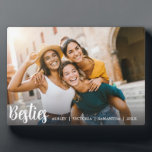 Beste Freunde für immer Freundschaft Fotoplatte<br><div class="desc">Was wäre besser,  um Ihre Bindung mit Ihren besten Freunden zu gedenken? Diese hübsche,  individuell gestaltete Foto-Plakette besticht durch Ihr beliebtes,  horizontal oder landschaftsorientiertes Foto mit "besties" in weißer Schrift. Personalisieren Sie Ihre Daten mit einer speziellen Nachricht oder Ihren Namen. Um einfachere Freunde zu sehen,  besuchen Sie www.zazzle.com/dotellabelle</div>