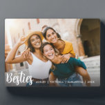Beste Freunde für immer Freundschaft Fotoplatte<br><div class="desc">Was wäre besser,  um Ihre Bindung mit Ihren besten Freunden zu gedenken? Diese hübsche,  individuell gestaltete Foto-Plakette besticht durch Ihr beliebtes,  horizontal oder landschaftsorientiertes Foto mit "besties" in weißer Schrift. Personalisieren Sie Ihre Daten mit einer speziellen Nachricht oder Ihren Namen. Um einfachere Freunde zu sehen,  besuchen Sie www.zazzle.com/dotellabelle</div>