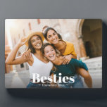 Beste Freunde für immer Freundschaft Fotoplatte<br><div class="desc">Feiern Sie die Freundschaft mit dieser modernen, individuellen Foto-Plakette, perfekt für die besten Freunde und Beste Freundinnen! Mit seinem bevorzugten horizontalen Foto mit "besties", elegant überlagert in weißen Schriften, ist dieser Keepake eine stilvolle Art, besondere Erinnerungen zu schätzen. Ideal für Frauen und Teenager, macht diese Plakette einen durchdachten Abschluss oder...</div>
