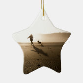 Beste Freunde Mädchen und Hund auf Strand Keramik Ornament (Rechts)