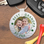 BESTE GRANDPA PAR Foto Golf Ball Custom Schlüsselanhänger<br><div class="desc">Erschaffen Sie einen einzigartigen, personalisierten Foto-Schlüsselanhänger für den Golfer-Großvater mit dem editierbaren lustigen Golftitel BEST GRANDPA BY PAR und Ihrem individuellen Text in Ihrer Farbwahl (in grün dargestellt) auf einem Golfball-Image. Das Design ist auf beiden Seiten dupliziert. HILFE: Für Hilfe bei der Modifizierung oder Personalisierung des Designs, bei Farbänderungen, bei...</div>