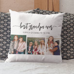 Beste Großkinder FotoCollage Kissen<br><div class="desc">Feiern Sie Ihren Großvater mit dem besten Grandpa-Großkinder-Foto Collage-Wurfkissen. Dieser personalisierte Sake besticht durch eine wunderschön arrangierte Collage aus hochgeehrten Fotos, in der besondere Momente mit seinen Enkeln gefangen gehalten werden. Es ist aus hochwertigen Materialien gefertigt und verleiht jedem Raum eine stilvolle und gefühlvolle Touch, die sich perfekt für die...</div>