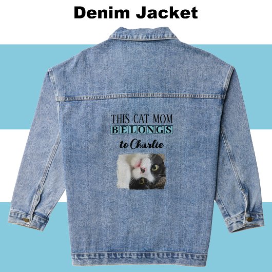Beste Katzenmutter-Foto gibt den Namen blau an Jeansjacke