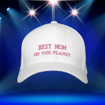 Beste Mama Bestickte Baseballkappe<br><div class="desc">Beste Mama bestickte Baseballkappe mit Text: Beste Mama auf dem Planeten. Diese Baseballkappe ist weiß mit rosa Stickereien dargestellt. Perfekt für Muttertag,  Geburtstagsgeschenke,  Weihnachtsgeschenke oder zu jeder Zeit.</div>