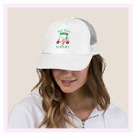 Beste Mama Bezaubernd Pink Golf Cart Name Monogram Truckerkappe<br><div class="desc">Ein charmanter, einzigartiger Golfwagen - pink und grün - geschmackvoll fertig - bereit, den Golfplatz zu laufen - hat - das ist ein großartiges Geschenk für Ihre beste Mutter - lustig / attraktiv / einzigartig. Personalisieren Sie es mit ihren Initialen/Monogramm und Vornamen. Wenn Sie Fragen zum Design oder eine spezielle...</div>