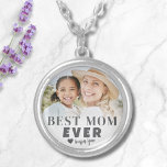 Beste Mama für benutzerdefinierte Foto-Mutter Versilberte Kette<br><div class="desc">Personalisierte beste Mama je kundenspezifische Foto-Kette. Diese Halskette "Beste Mama je" ist ein herzlicher Pfeiler, der die Mutterschaft und die besondere Rolle einer Mutter feiert. Der runde Anhänger besticht durch seine kühne, moderne Typografie auf einem weichen, weißen Ober-Hintergrund und verbindet Eleganz mit Sentimentalität. Schriftart und Herzakzent können für eine mädchenhafte,...</div>