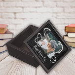 Beste Mama je Abstraktes Scribble-Foto Kiste<br><div class="desc">Beste Mama je Abstrakt Scribble Foto Geschenkboxen. Modernes Design in Schwarz-Weiß-Farben mit abstrakten weißen Kreisen auf schwarzem Hintergrund und einer Bildvorlage. Personalisieren Sie mit Ihrem Foto und fügen Sie den gewünschten Text hinzu. Süße Sake für Mutter.</div>