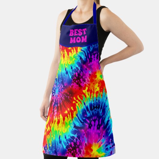 "BESTE MAMA JE" DYNAMISCHES FARBDESIGN MIT KRAWATT SCHÜRZE (InSitu)