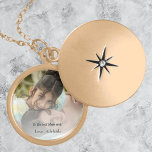 Beste Mama je Foto-Kette Medaillon<br><div class="desc">Teilen Sie Ihre besonderen Erinnerungen mit der Mama mit einer Best Mama Ever Foto Necklace. Das Necklace Design bietet Ihnen die Möglichkeit, Ihr eigenes Foto zu erstellen, einen "Best Mama Ever"-Gruß und einen Ort, an dem Sie den Namen von Kindern oder Kindern personalisieren können. Zusätzliche Geschenkartikel für die Mama mit...</div>