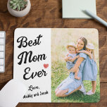 Beste Mama je Modernes Foto Mousepad<br><div class="desc">Hübsche Mama Herz-Maus-Pad mit Foto. Sweet Aquarellherz mit handgeschriebenem Skript Text Mama und einem Ort ein besonderes Foto. Fügen Sie auch Kindernamen hinzu,  um dies zu einem Sake zu machen,  den sie für die Liebe verwenden wird. Sehen Sie die Koordination der Artikel in unserem Shop,  Verzauberte Finch.</div>