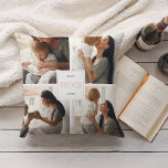 Beste Mama je | Schwarze und weiße Kinder FotoColl Kissen<br><div class="desc">Schenken Sie Mama diesen Muttertag ein Geschenk mit diesem Kissen aus vier Fotos. "Beste Mama je" erscheint in der Mitte in hellgrauem und rot-rosa Buchstaben Set auf einem weißen Platz. Mit vier quadratischen Fotos individuell anpassen. Auf der Rückseite sind die Streifen rot-weiß.</div>