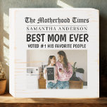 Beste Mama je Zeitung Zeichen - Individuelle Name  Holzkisten Schild<br><div class="desc">Mit diesem personalisierten Holzkastenschild "Best Mama Ever", das wie eine eigene Schlagzeile gestaltet ist, fühlt sich deine Mutter wie an die Titelseiten der Titelseite! Perfekt für Muttertag, Geburtstag oder einfach nur, weil dieser rustikale Sake ihren Namen, ein individuelles Foto und eine kühne Schlagzeile enthält, die sie Liebe. Gedruckt auf einem...</div>