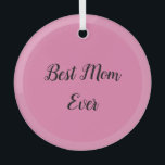Beste Mutter je Text pink Ornament Aus Glas<br><div class="desc">"Beste Mama je",  elegant in einem lebendigen Schriftart umrahmt,  hebt sich vor einem weichen rosa Hintergrund ab und verleiht den hochgeehrten Matriarchis ein herzliches Lob in einem kühnen und liebevollen Design.</div>