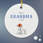 Beste Oma je Snowman Keramik Ornament<br><div class="desc">Der bezaubernde Winterschneemann Best Oma Ever Schmuck zu einem freundlichen Geschenk für Ihre Großmutter in dieser kommenden Urlaubssaison. Die Abbildung zeigt einen Schneemann von Großmutter,  der mit ihrem kleinen Schneemann-Enkel spaziert. Illustriert und entworfen von Patricia Alvarez.</div>