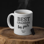 Beste Opa im Rahmen der Par Moderne Schwarz-weiße Kaffeetasse<br><div class="desc">Feiern Sie Ihre Liebe für Opa mit der besten Opa von Par Moderne Schwarz-Weiß-Tasse! Mit einem eleganten monochromen Design und dieser durchdachten Tasse ist das ideale Geschenk für den golfliebenden Opa in Ihrem Leben. Passen Sie die Namen der Enkel oder Enkel unten an.</div>