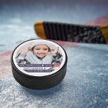 Beste Opa je | Foto in Handschrift Eishockey Puck<br><div class="desc">Suchen Sie ein einzigartiges Geschenk für den Vater in Ihrem Leben? Dieses Jahr geben Sie ihm ein Hockeygeschenk zum Vatertag, das seine Skate abblasen wird. Dieses Foto Hockey Puck ist perfekt!!! Das sind Vatertagsgeschenke, die perfekt für Sportfans sind, aber auch perfekt für Väter. Ein Geschenk, das er ein Leben lang...</div>