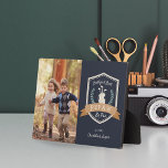 Beste Pepe nach Par | Golf Opa Foto Fotoplatte<br><div class="desc">Feiern Sie einen golfliebenden Großvater an diesem Vatertag oder Großelterntag mit dieser phantastischen,  maßgeschneiderten Foto-Plakette. Im Design steht ein golfthematisches Abzeichen mit den Worten "Best Pepaw By Par" mit grünen Lorbeeren und einer Golftasche,  neben einem Foto seiner Enkel. Personalisieren Sie Ihre Daten mit Namen oder einer benutzerdefinierten Nachricht.</div>