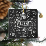 Bester Lehrer je Spaß Chalk Doodle Weihnachten Keramikornament<br><div class="desc">Fun 'Best Teacher Ever' Chalkboard doodle Weihnachtsschmuck. Dieses moderne Design ist das perfekte Geschenk,  um sich bei den Lehrern dieser Weihnachten zu bedanken. Stellen Sie einfach Ihren Namen und das Jahr ein.</div>