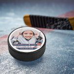 Bester Papa je | Foto in Handschrift Eishockey Puck<br><div class="desc">Suchen Sie ein einzigartiges Geschenk für den Vater in Ihrem Leben? Dieses Jahr geben Sie ihm ein Hockeygeschenk zum Vatertag, das seine Skate abblasen wird. Dieses Foto Hockey Puck ist perfekt!!! Das sind Vatertagsgeschenke, die perfekt für Sportfans sind, aber auch perfekt für Väter. Ein Geschenk, das er ein Leben lang...</div>