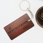Bester Papa-Monogramm-Name je personalisiert Schlüsselanhänger<br><div class="desc">Vintage Typografie braunes Leder besten Papa je zitieren geprägt mit Monogramm und Name Schlüsselanhänger.</div>