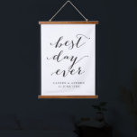 Bester Tag je Personalisierte Hochzeitsgeschenke Wandteppich Mit Holzrahmen<br><div class="desc">Ein wunderschönes Hochzeitsgeschenk für frische Weds mit der Phrase "bester Tag aller Zeiten" im modernen schwarzen Kalligraphie-Schriftart,  personalisiert mit dem Namen des glücklichen Ehepaares darunter.</div>